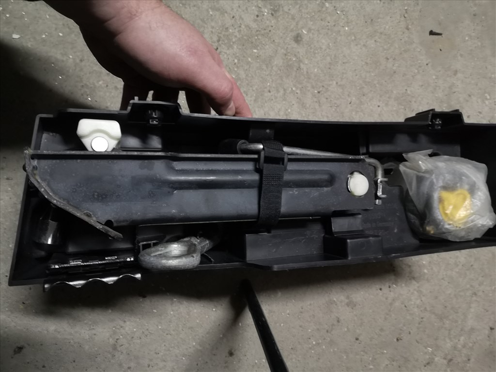 Mercedes C w204 Tirefit készlet emelő+el.pumpa+kerékulcs+vonószem stb. KOMPLETT SZETT! 5. kép