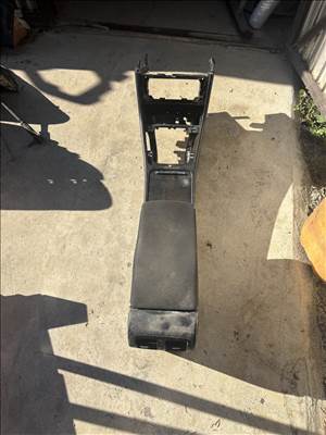 Volkswagen Passat B6 könyöklő 