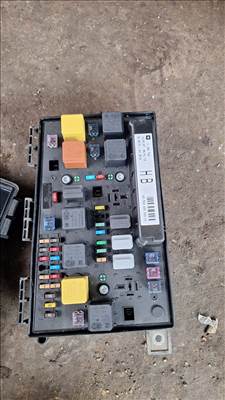 Opel Zafira B külső biztosítéktábla 