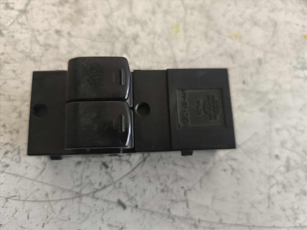 Nissan Micra V bal ablakemelő kapcsoló  1. kép