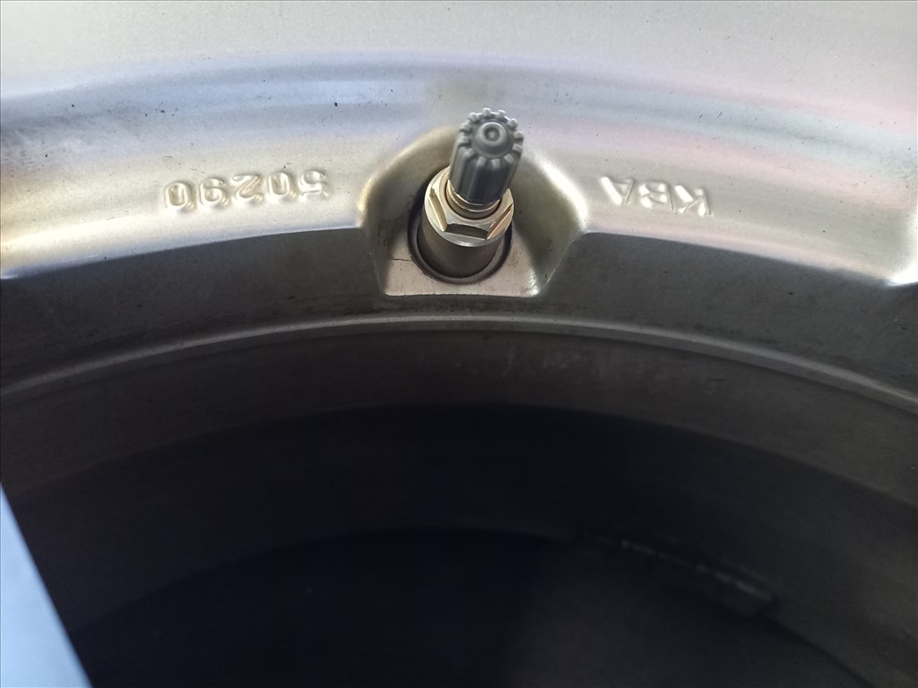 Hyundai Ioniq 5x114.3-as 6.5x16" újszerű Dezent alufelni 205/60R16 újszerű Toyo Tires téli gumi sxx1 4. kép