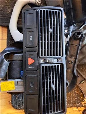 Volkswagen Golf IV középső szellőző rács 