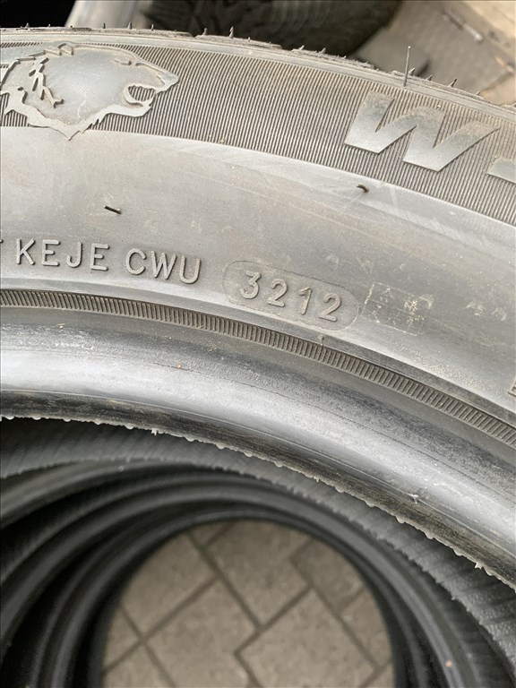  235/5519" újszerű Momo téli gumi  2. kép