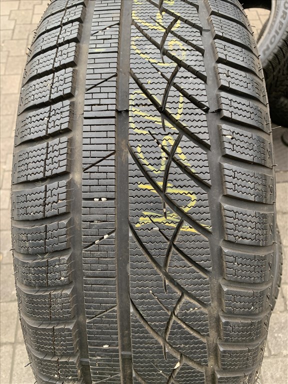  235/5519" újszerű Momo téli gumi  3. kép
