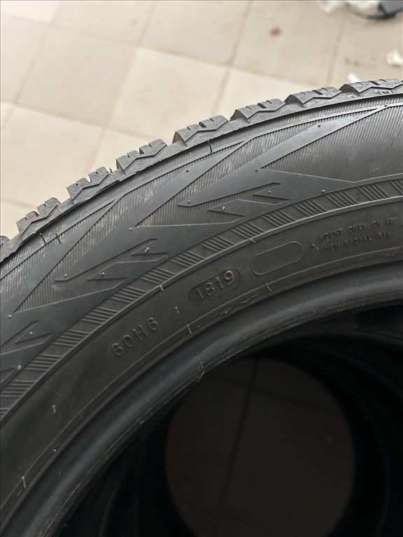 4db 235/55R18 Nokian WR Suv 4 téli gumi 235/55 R18 téligumi 235 55 18 235/55/18 4. kép