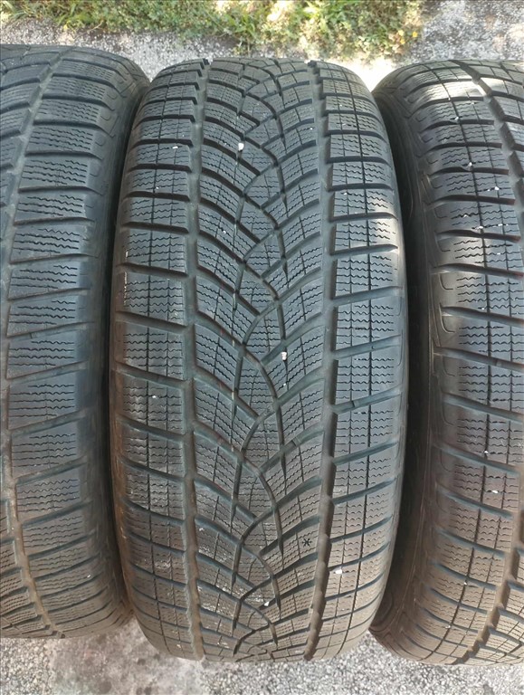 235/55 18 Goodyear téli gumi r18 " dot21 2. kép