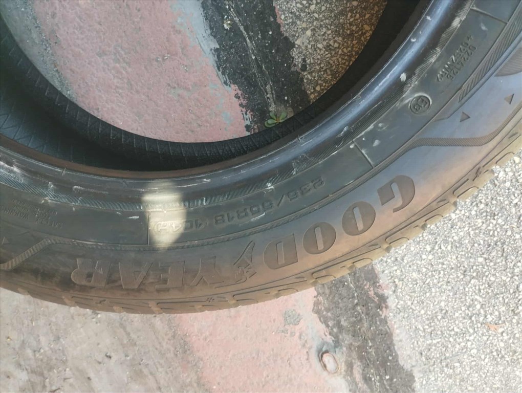 235/55 18 Goodyear téli gumi r18 " dot21 5. kép