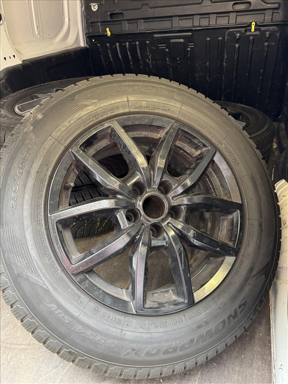  16" használt Dezent alufelni, rajta 235/65 használt Kumho téli gumi gumi  1. kép