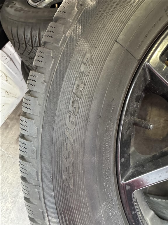  16" használt Dezent alufelni, rajta 235/65 használt Kumho téli gumi gumi  2. kép