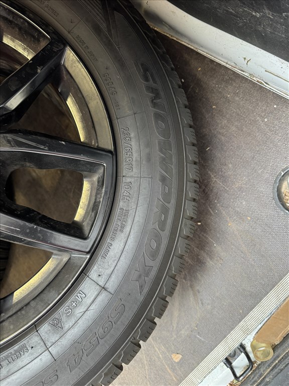  16" használt Dezent alufelni, rajta 235/65 használt Kumho téli gumi gumi  3. kép