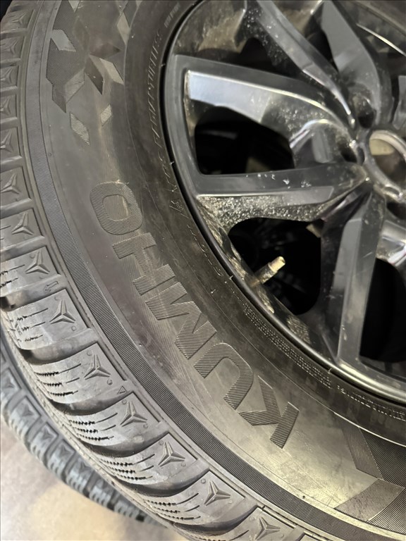  16" használt Dezent alufelni, rajta 235/65 használt Kumho téli gumi gumi  4. kép