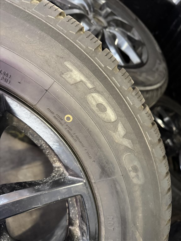  16" használt Dezent alufelni, rajta 235/65 használt Kumho téli gumi gumi  5. kép