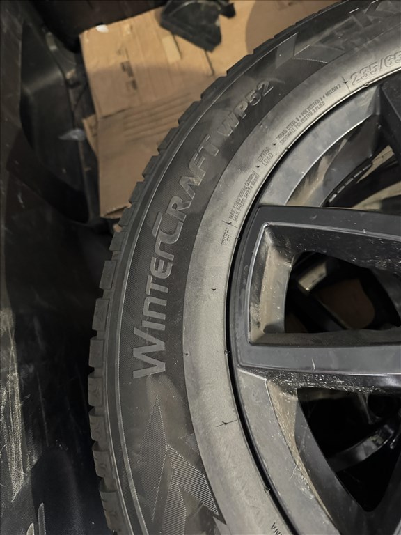  16" használt Dezent alufelni, rajta 235/65 használt Kumho téli gumi gumi  6. kép