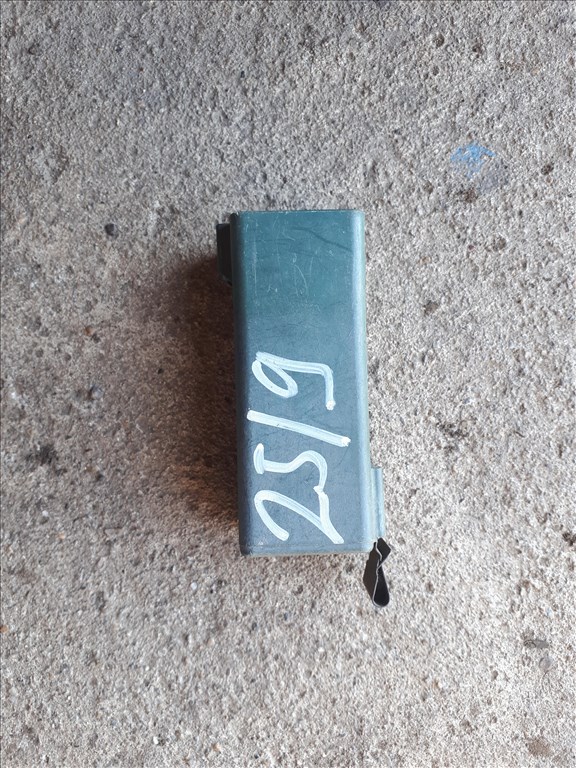 Ford Escort Mk5 relé  93ag8c616b1c v23141b2101x13 4. kép