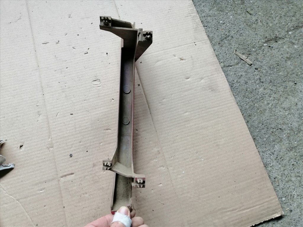 Mazda B 2500 Bal fényszóró Bajusz díszléc  uh71507k1 4. kép