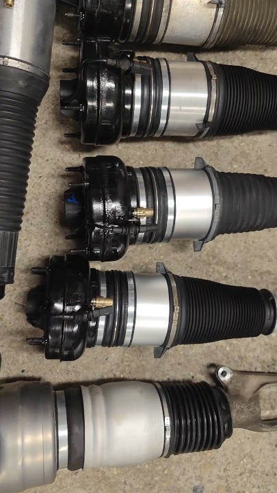 Mercedes AMG GT AMG C190 Légugó javítás, légrugó kompresszor javítás. 2. kép