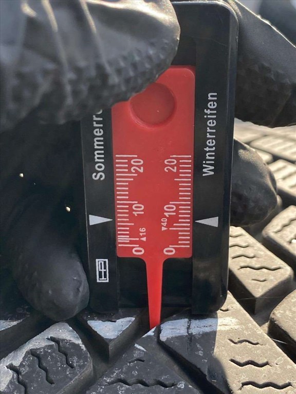  4db 255/4020" használt Falken téli gumi 255/40R20 20 255/40 R20 Audi A6 Q5 Q7 Tesla 4. kép