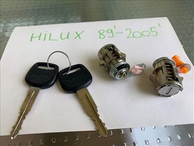 Toyota Hilux (N80/N90/N100/N110) ajtó zárbetét 