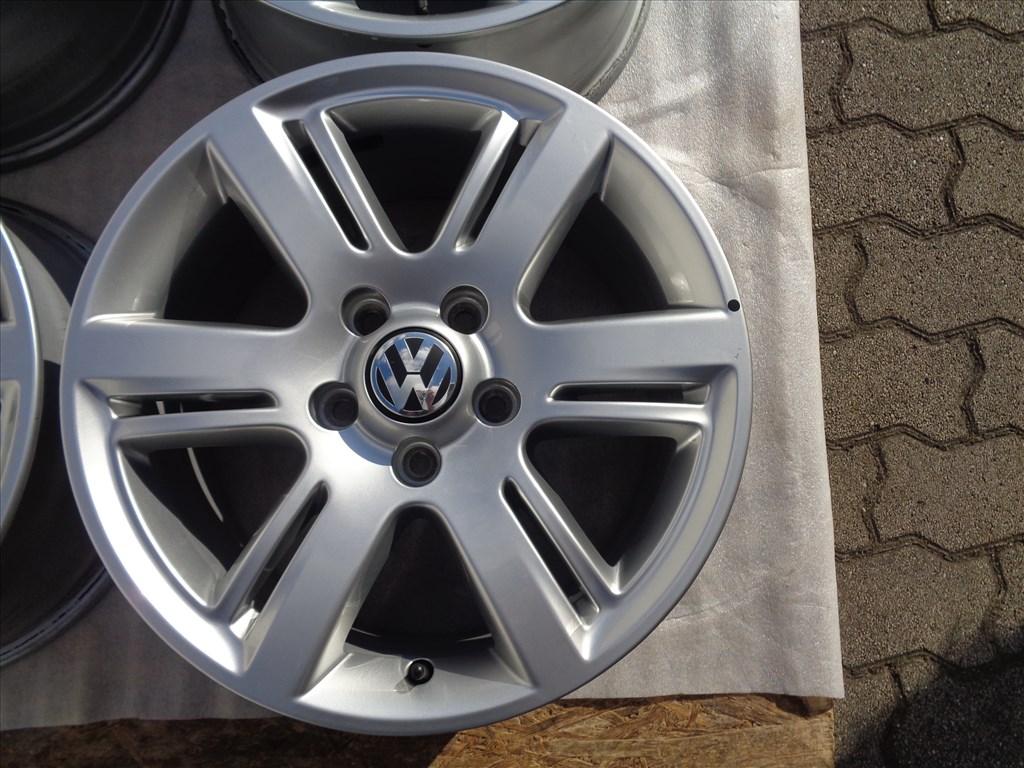 VW Amarok Gyári alufelni 17-es, szép újszerű állapotban eladó. 5. kép