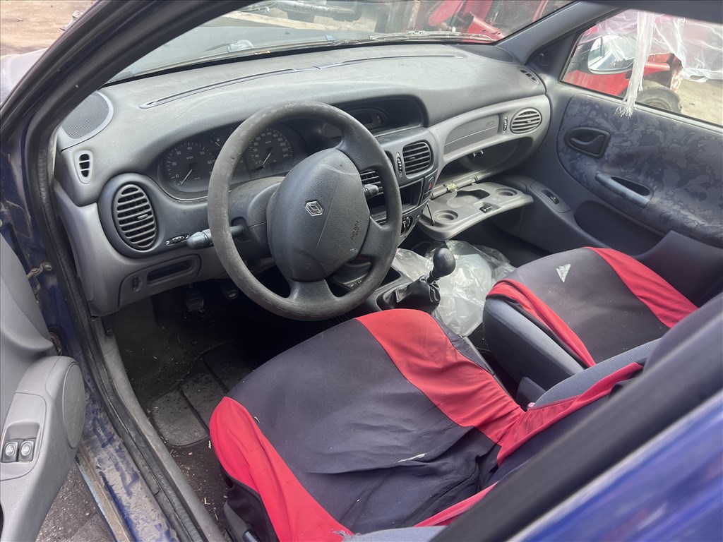Renault Mégane I 1.4i bontott alkatrészei 2. kép