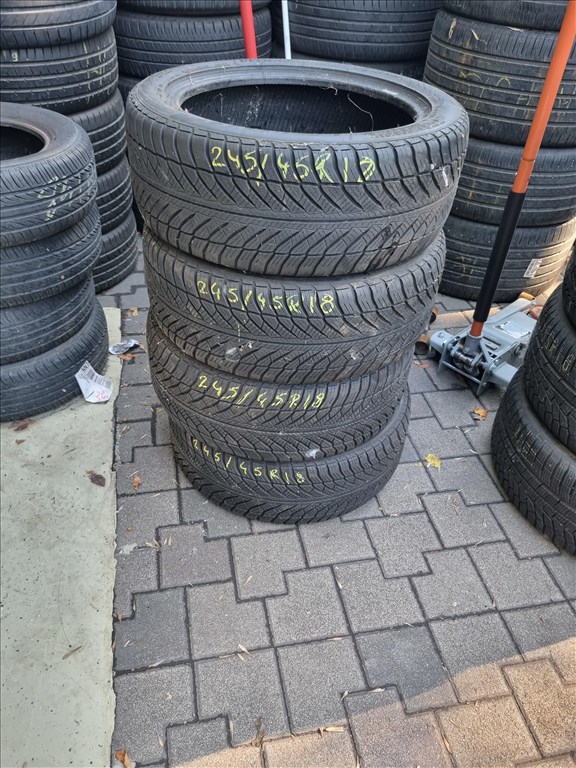  245/4518" újszerű Goodyear Ultragrip Performance 8 téli gumi 4db  1. kép