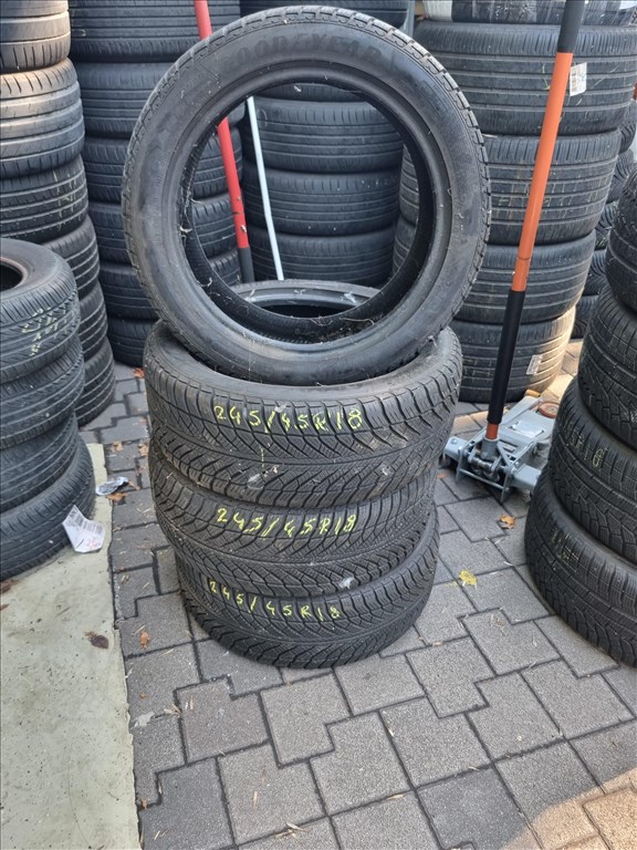  245/4518" újszerű Goodyear Ultragrip Performance 8 téli gumi 4db  2. kép
