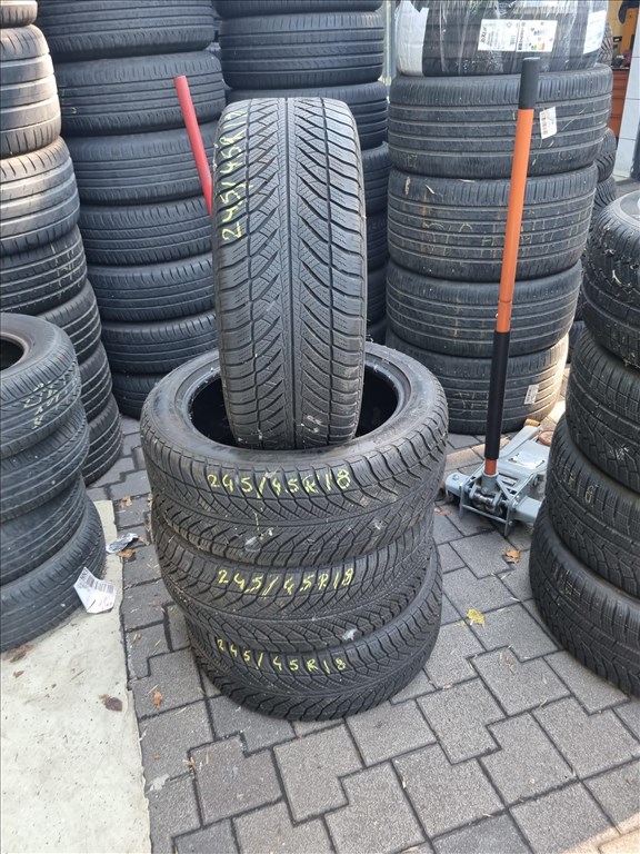  245/4518" újszerű Goodyear Ultragrip Performance 8 téli gumi 4db  3. kép
