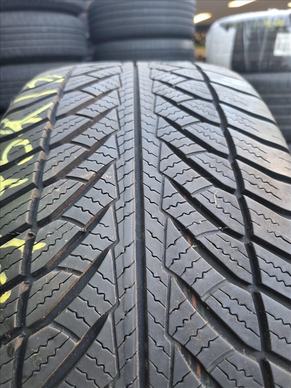  245/4518" újszerű Goodyear Ultragrip Performance 8 téli gumi 4db  4. kép