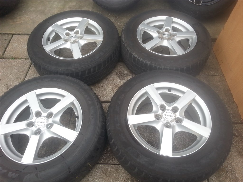  5x114.3 lyukosztású 16" Toyota C-HR alufelni, rajta 215/65 Maxxis téli gumi  1. kép