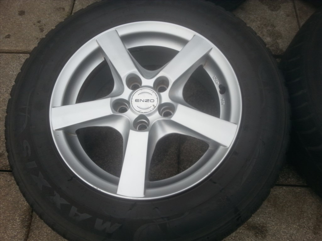  5x114.3 lyukosztású 16" Toyota C-HR alufelni, rajta 215/65 Maxxis téli gumi  2. kép