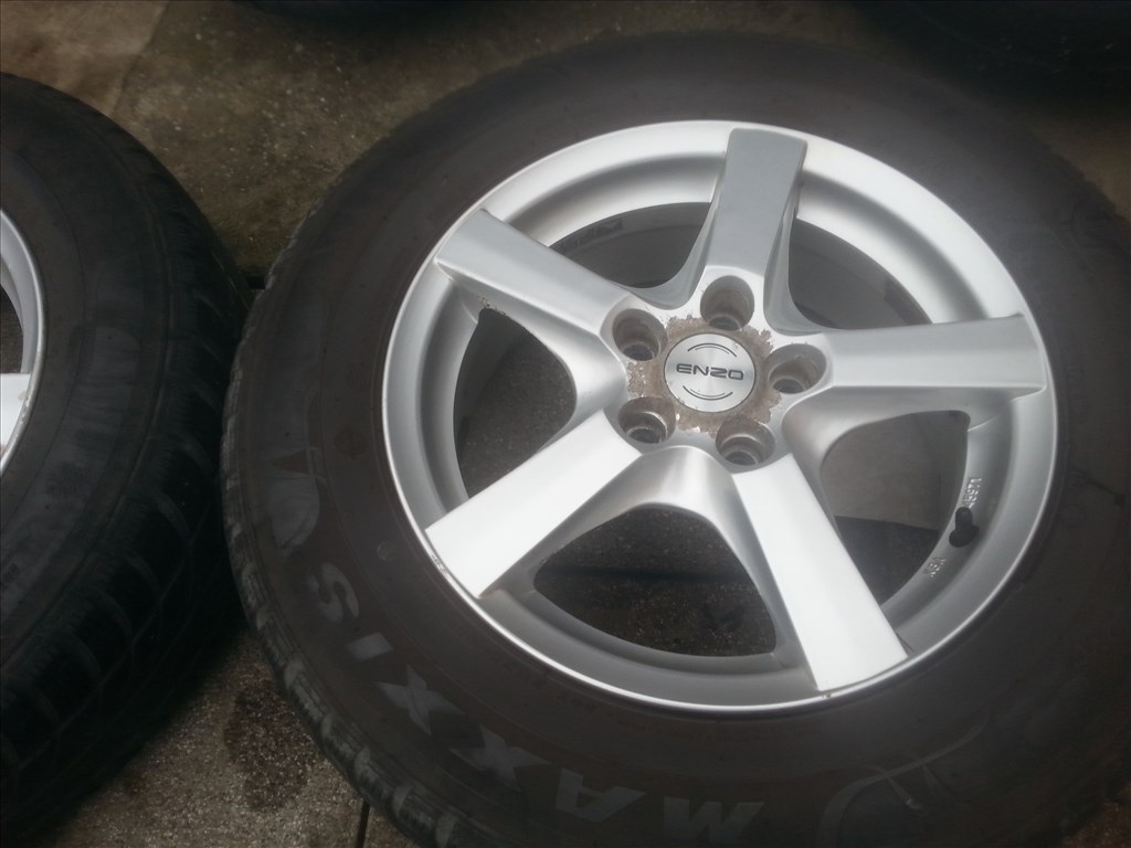  5x114.3 lyukosztású 16" Toyota C-HR alufelni, rajta 215/65 Maxxis téli gumi  4. kép