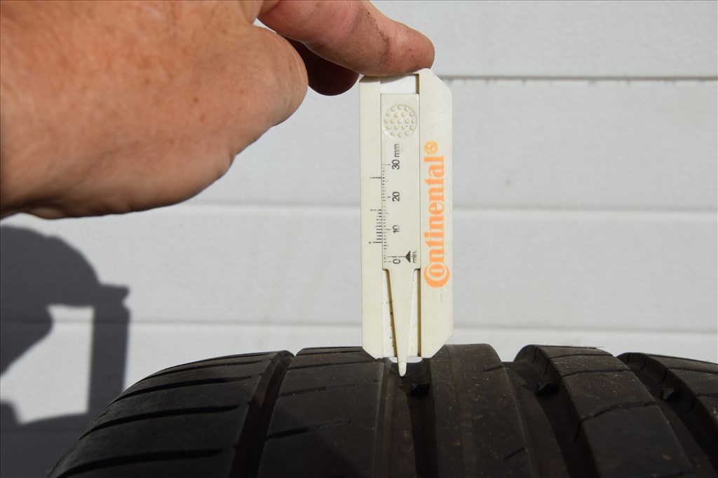  235/35  19  újszerű Continental nyári gumi  8. kép
