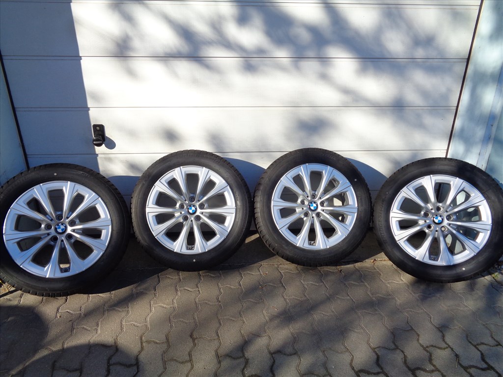 BMW gyári alufelni 17-es szenzorral Új Bridgestone 225/50 téli gumival eladó. 1. kép