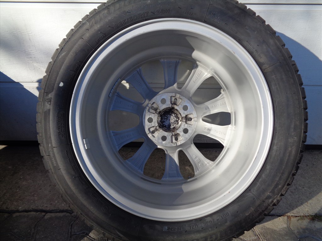 BMW gyári alufelni 17-es szenzorral Új Bridgestone 225/50 téli gumival eladó. 3. kép