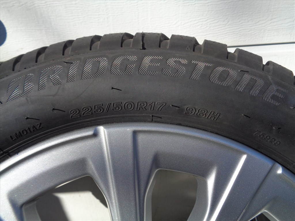 BMW gyári alufelni 17-es szenzorral Új Bridgestone 225/50 téli gumival eladó. 8. kép