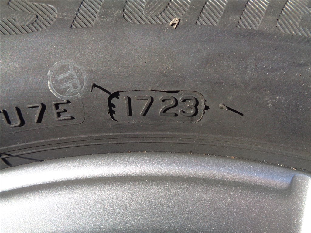 BMW gyári alufelni 17-es szenzorral Új Bridgestone 225/50 téli gumival eladó. 9. kép