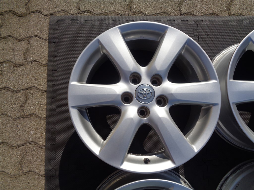Toyota gyári alufelni 17-es, 5×114.3-as osztóval, jó állapotban eladó.  2. kép