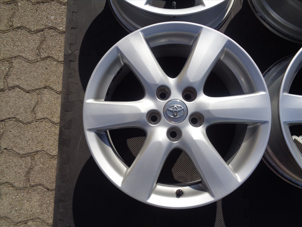 Toyota gyári alufelni 17-es, 5×114.3-as osztóval, jó állapotban eladó.  3. kép