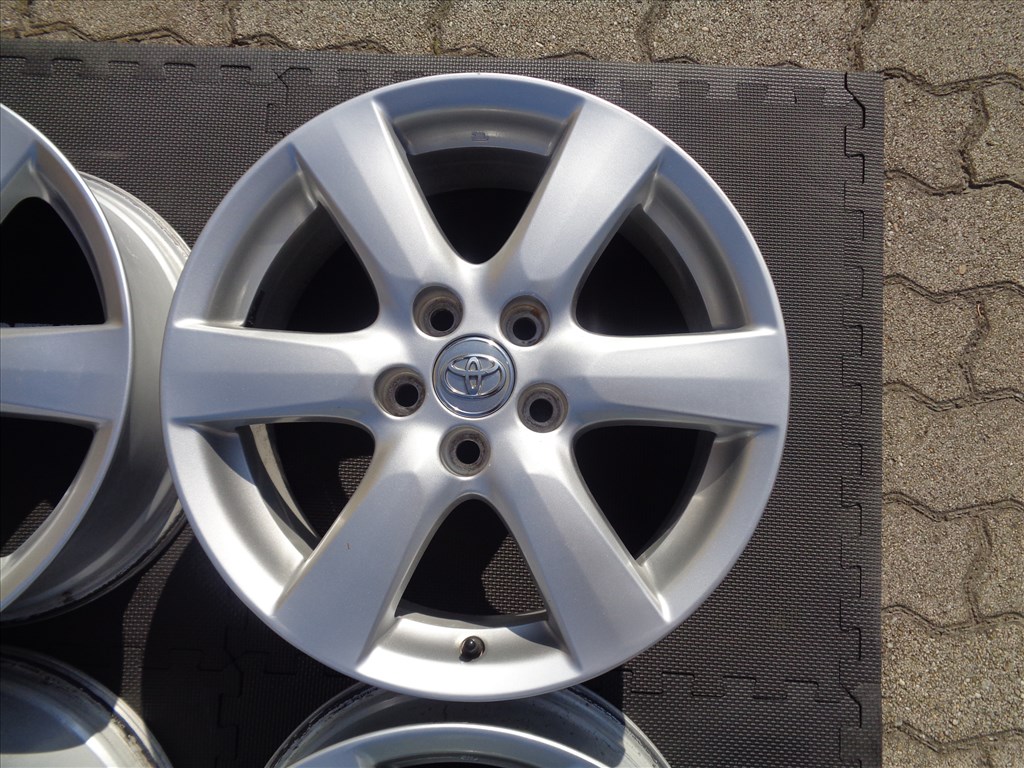 Toyota gyári alufelni 17-es, 5×114.3-as osztóval, jó állapotban eladó.  4. kép
