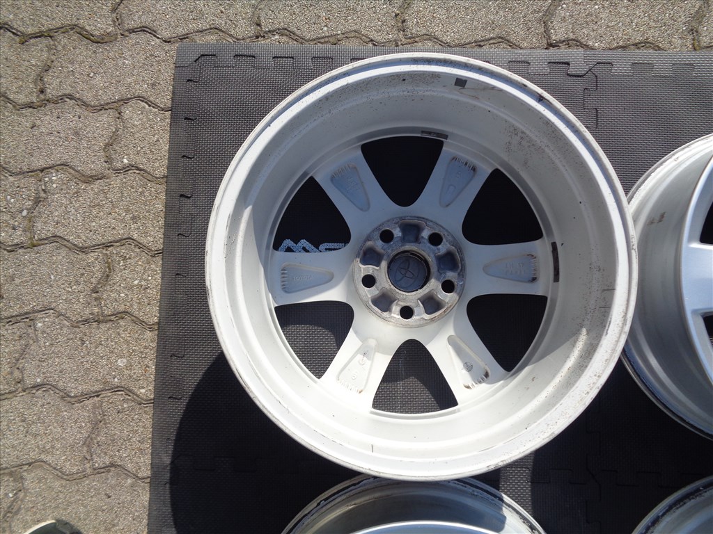 Toyota gyári alufelni 17-es, 5×114.3-as osztóval, jó állapotban eladó.  6. kép