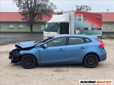 Bontásra: Volvo V40 1.6D bal hátsó ajtó kompletten yv1mv8431f2223368