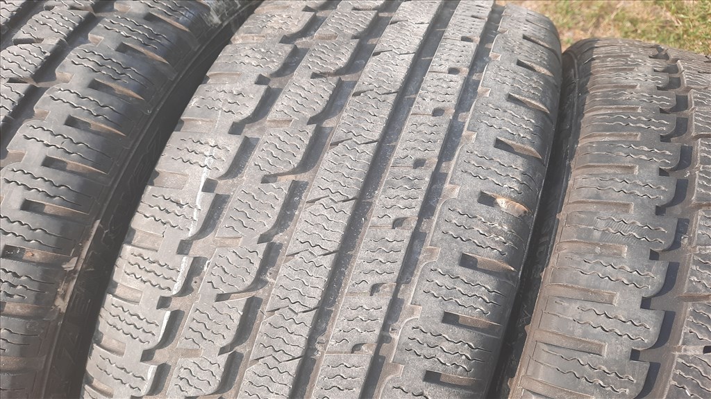 225/40 R18 Kumho Téli gumik 3. kép