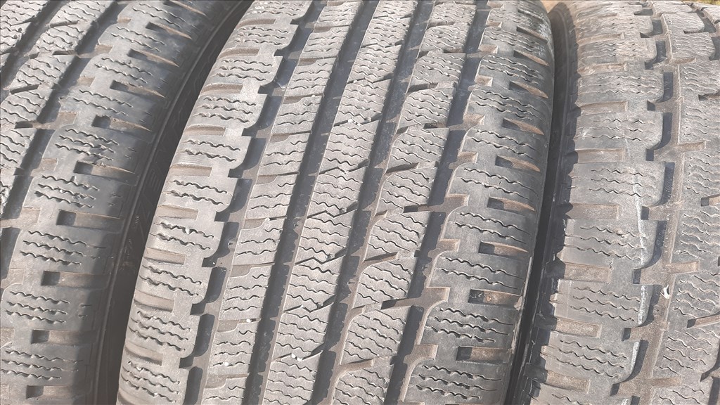 225/40 R18 Kumho Téli gumik 4. kép