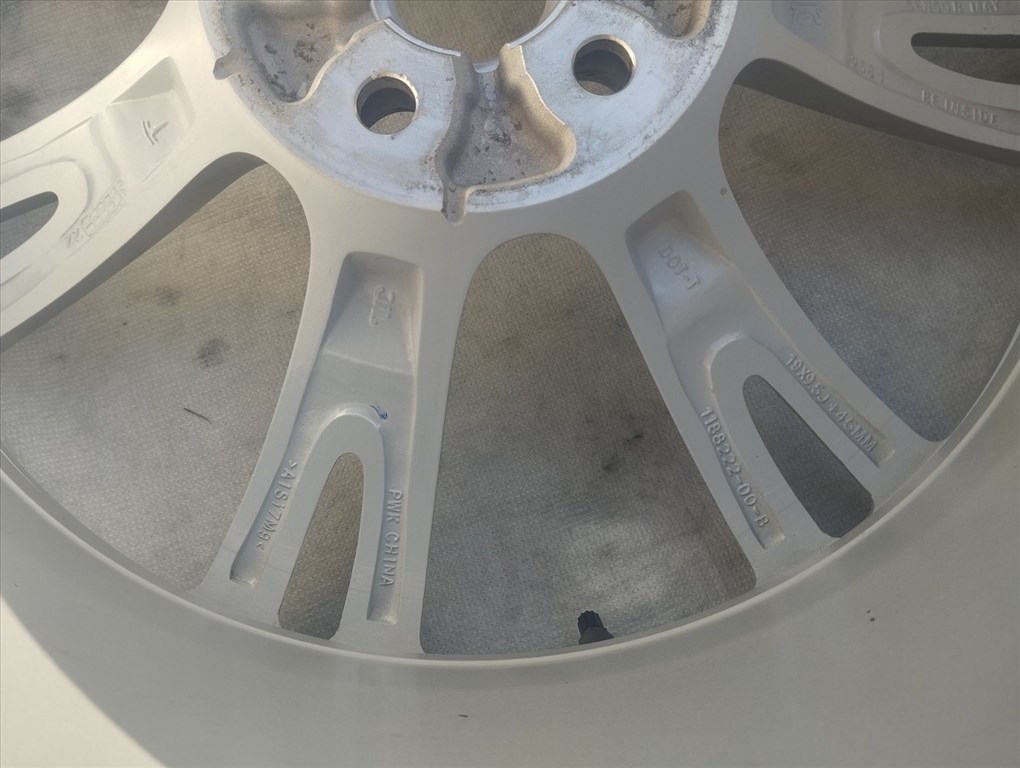 Tesla Model Y Gemini gyári alufelni, 5x114.3, 9.5x19, et45, 64.1 4. kép