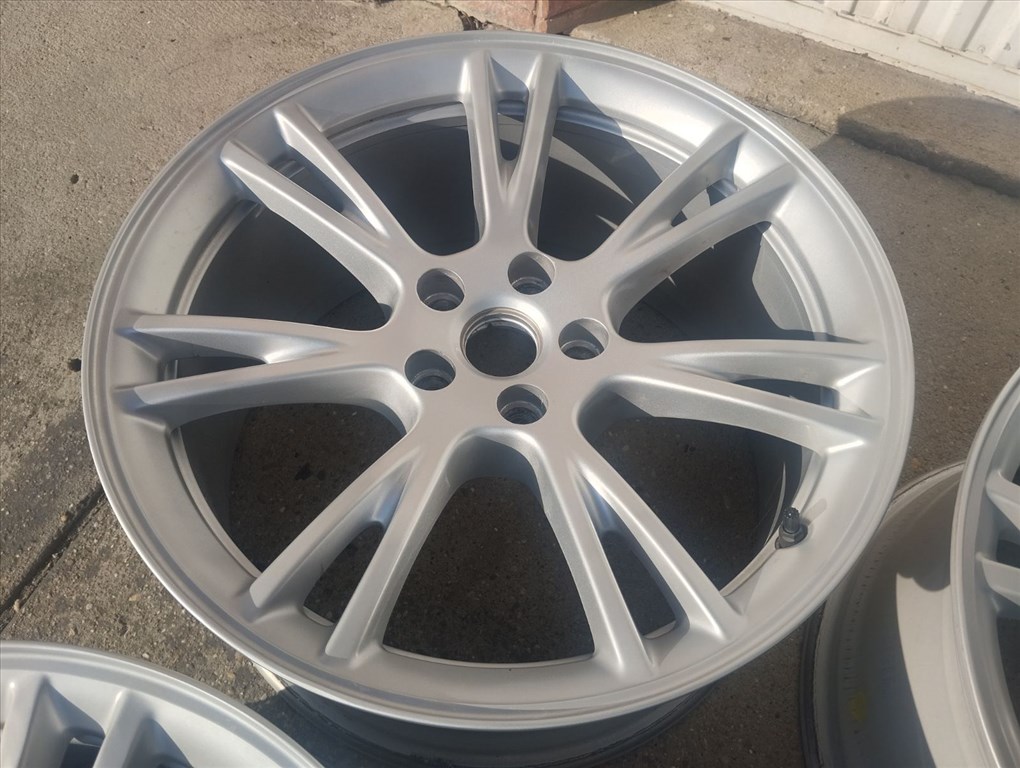 Tesla Model Y Gemini gyári alufelni, 5x114.3, 9.5x19, et45, 64.1 5. kép