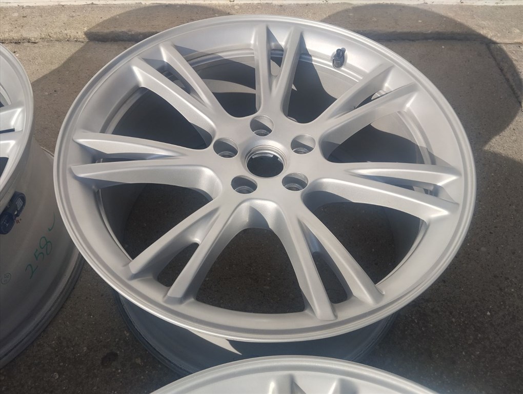 Tesla Model Y Gemini gyári alufelni, 5x114.3, 9.5x19, et45, 64.1 6. kép