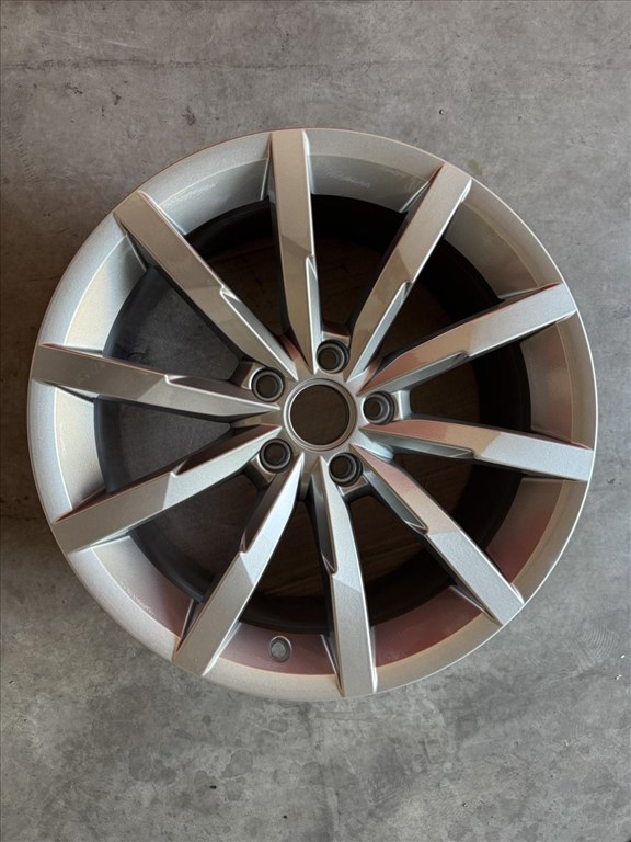 R18 Original Volkswagen 8J ET44 - 3G0 601 025Q 3G0601025Q 1db felni alufelni 1. kép