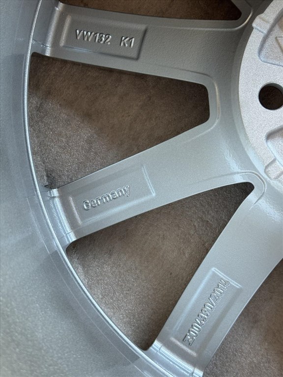 R18 Original Volkswagen 8J ET44 - 3G0 601 025Q 3G0601025Q 1db felni alufelni 2. kép