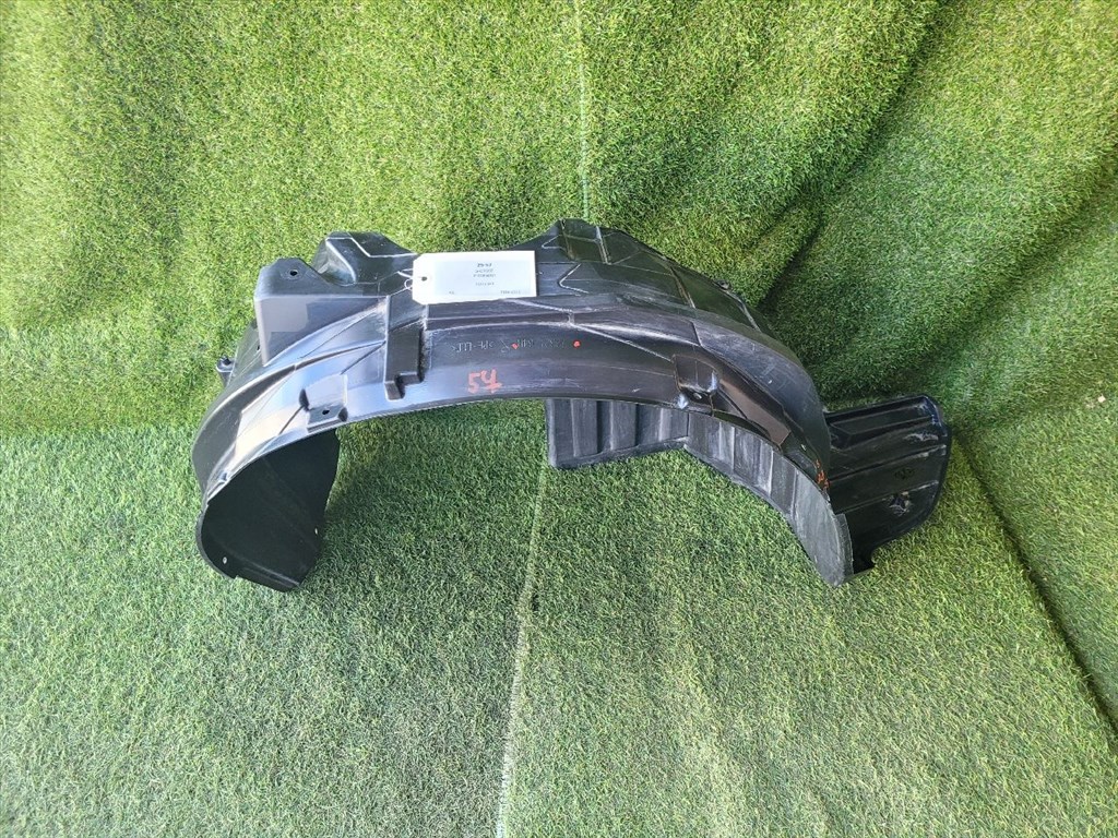 SUZUKI SX4 S-Cross II Jobb első Dobbetét (Kerékjárati, Műanyag) 7232164R 1. kép