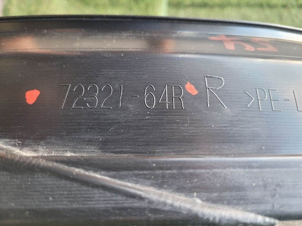 SUZUKI SX4 S-Cross II Jobb első Dobbetét (Kerékjárati, Műanyag) 7232164R 3. kép